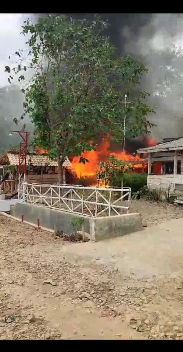 Diduga Korsleting Arus Listrik, 1 Rumah Warga Kampung Negeri Batin Hangus Terbakar