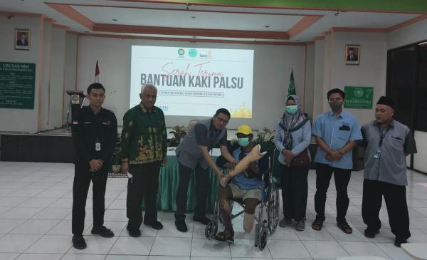KL Lazis Mu RS Roemani Semarang Serahkan Bantuan Kaki Palsu Kepada Pasien dan Pegawai Dhuafa