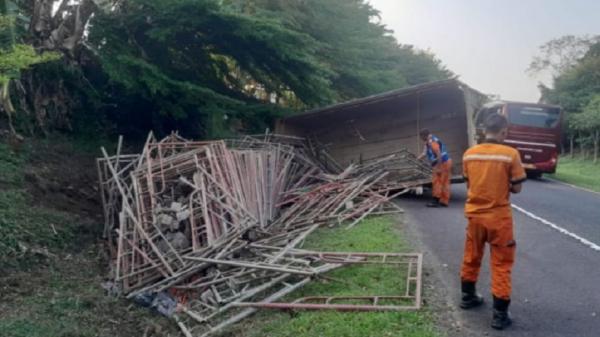 Truk Terguling di KM 46 Tol Jagorawi Bogor, 2 Orang Luka-luka