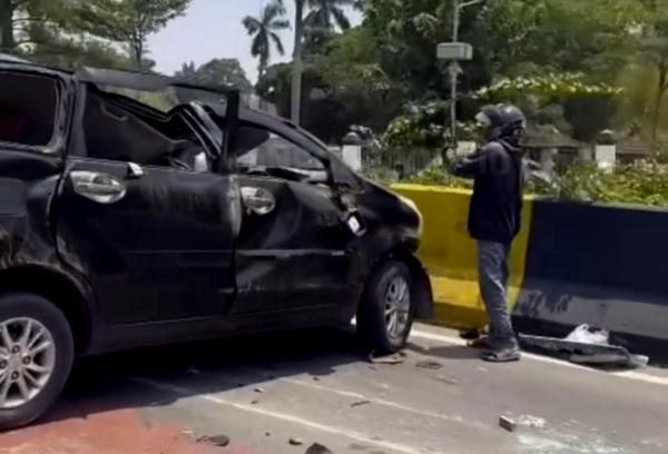 Kecelakaan Beruntun di Depan Mal Cibubur Junction, Satu Mobil Hancur
