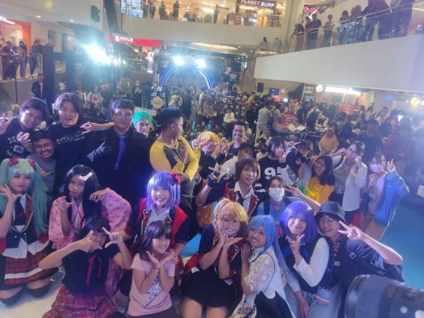 Seru! Dancer Dipadukan Cosplay Buat Warga Surabaya Bergoyang