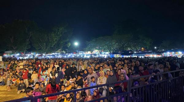 Ribuan Warga Padati Festival Jiran Nusantara di Lapangan Gelora Mentok