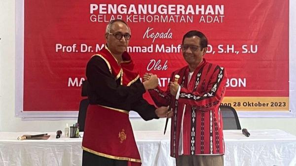 Majelis Latupati Kota Ambon Anugerahi Menko Polhukam Mahfud MD Gelar Adat