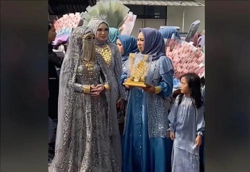 Viral, Pembawa Seserahan Pakai Pakaian Heboh, Netizen Bingung yang Mana Pengantinnya