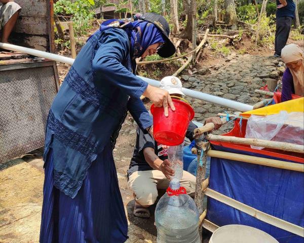 Tiga Desa Alami Kekeringan, UTP Surakarta Lakukan Pengabdian Masyarakat Salurkan Bantuan Air Bersih