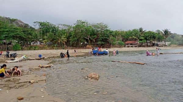 Krisis Air Bersih, Warga Cihara Ramai Datangi Sungai