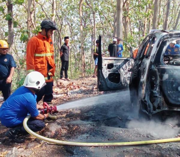 Diduga Korsleting Aki, Sebuah Mobil MPV Terbakar di Hutan Jati Arak - Arak