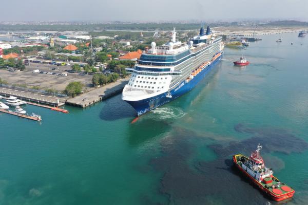 Pelindo Regional 3 Catat Sejarah Baru, Cruise Jumbo Sepanjang 300 Meter Sandar di Pelabuhan Benoa