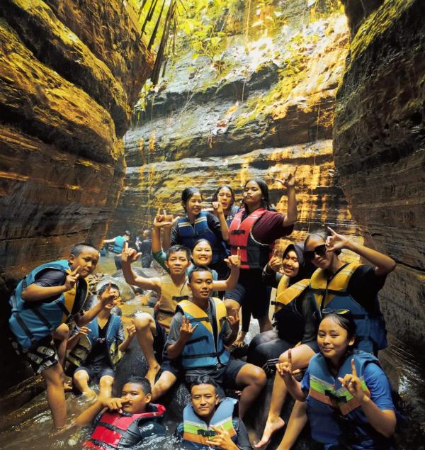 Uniknya Susur Sungai Menuju Curug Putri Carita, The Little Grand Canyon di Pandeglang Banten