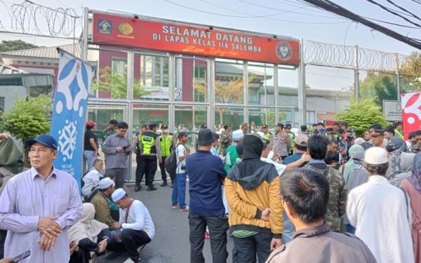 Munarman Mantan Jubir FPI Bebas dari Lapas Salemba Hari Ini, Dijemput Ratusan Simpatisan 