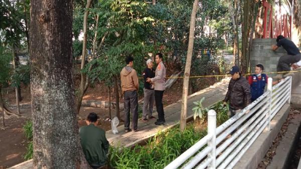 Geger! Warga Bandung Temukan Mayat Juru Parkir Mengambang di Parit Taman Lansia