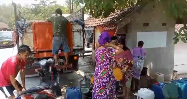 Gunakan Truk Modifikasi, Relawan di Lebak Bantu Warga yang Kesulitan Air Bersih Dampak Kemarau