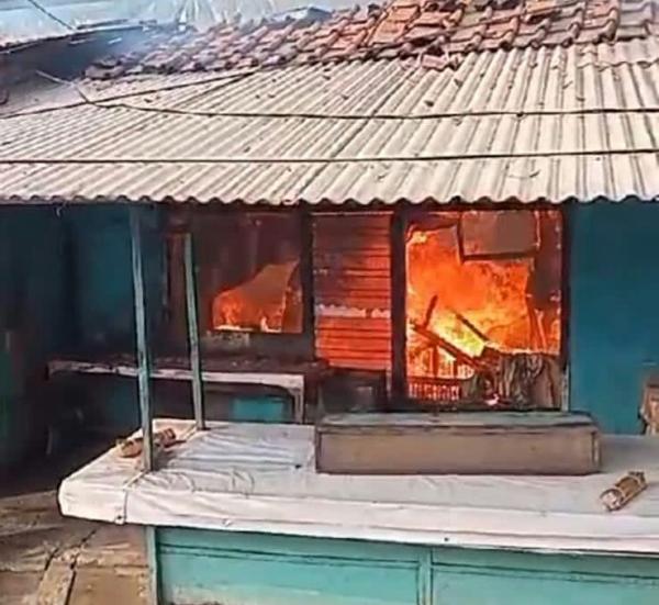 Diduga Akibat Konsleting Listrik 1 Rumah dan 2 Ruko di Kedaung Tangsel Terbakar 