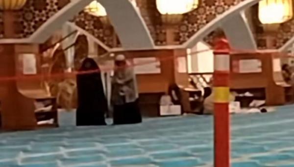 Sholat di Masjid Al Jabbar, Dua Ibu-ibu Ini Masih Saja Salah Kiblat: Aneh Gusti