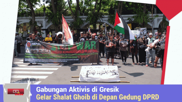 Aksi Bela Palestina, Ratusan Aktivis Gresik Gelar Shalat Ghoib di Depan Gedung DPRD