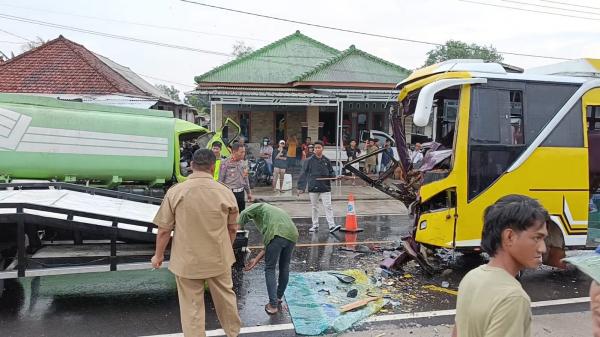 Kecelakaan Hari Ini: Truk dan Bus Adu Kambing, Kedua Sopir Tergencet Alami Luka Parah