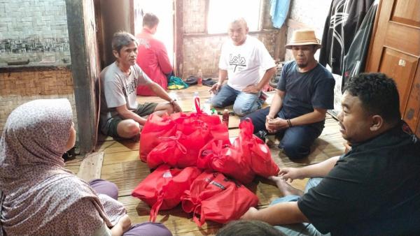 Anggota DPRD Garut Bantu Warga Desa Karyamukti Rumahnya Tidak Layak Huni