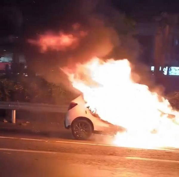 Mobil Terbakar di Tol Kebon Jeruk, 2 Unit dan 10 Personel Dikerahkan Padamkan Api