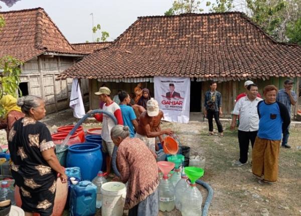 Bantu Warga Terdampak Kekeringan di Grobogan, Relawan Ganjar Salurkan Air Bersih