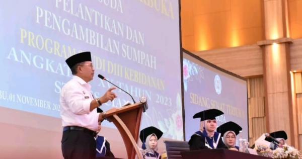 Bupati Herman Suherman Hadiahi Lulusan STIKeS Terbaik Kerja di 3 RSUD Milik Pemkab Cianjur