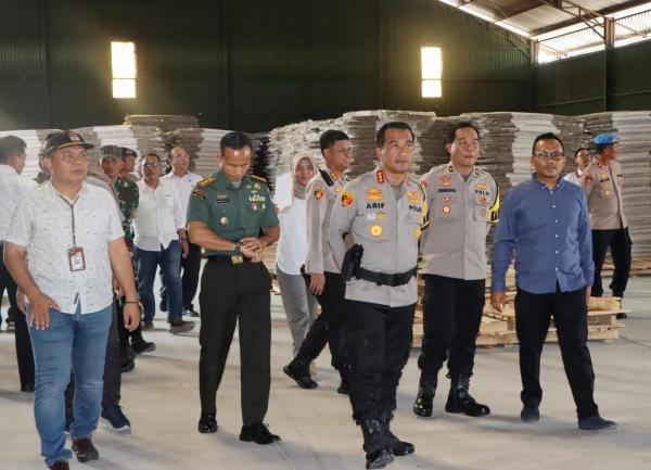 Lakukan Pengecekan, Kapolresta Cirebon Pastikan Gudang Logistik Pemilu 2024 Aman