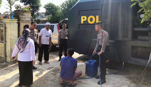 Direktorat Samapta Polda Babel Kembali Salurkan 4 Ribu Liter Air Bersih ke Masyarakat Bateng