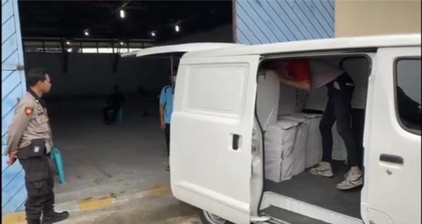 Polisi Jaga Ketat Kedatangan Tinta dan Segel Plastik di KPU Pontianak Kalbar
