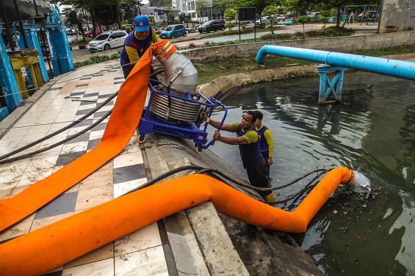 Potret Penyedotan Air Kolam Retensi  