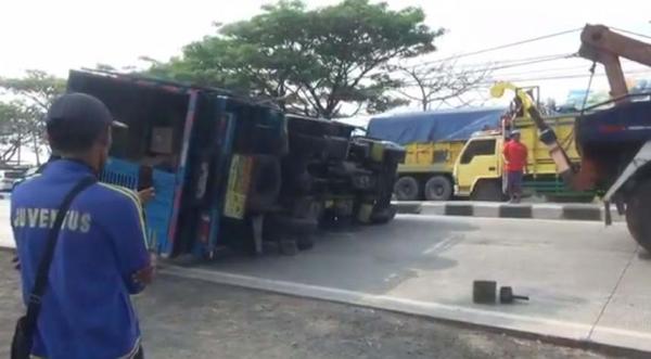 Kecelakaan Hari Ini Mobil Pikap Tabrak Dump Truk saat Ganti Ban, 2 Orang Tewas di Lamongan