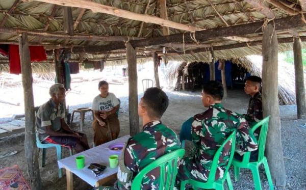 Anjangsana ke Rumah Warga, Cara TNI Perbatasan Jalin Kemitraan di Desa Netemnanu Kupang