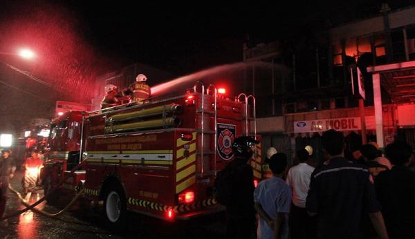 Kebakaran di Restoran Merambat ke Toko Material di Jalan Haji Nawi Cilandak, Kerugian Rp2 Miliar
