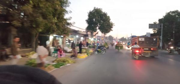 Pedagang Pasar Rakyat Bontorea Keluhkan Lapak Liar di Jalan Poros Gowa-Takalar
