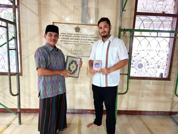 Cucu Mantan Presiden Soeharto Kunjungi dan Bagikan Alquran di Sejumlah Masjid di Kupang
