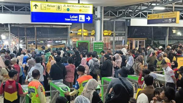 Ratusan Penumpang KRL Terjebak di Stasiun Depok Baru, Akibat Hujan Deras yang Mengguyur Kota Depok