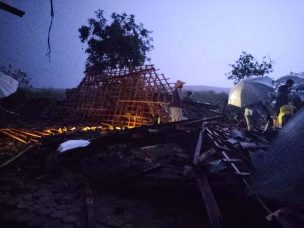 Angin Kencang Terjang Grobogan, Akibatkan Rumah Roboh dan Pohon Tumbang