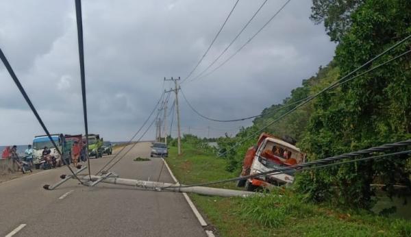 Kecelakaan Hari Ini Truk Tabrak Tiang Listrik, 10 Kecamatan Mati Lampu di Kolaka Utara  