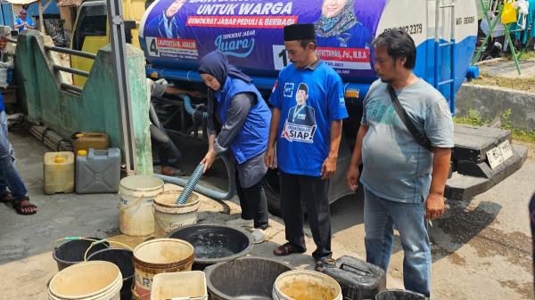 Bantu Warga Terdampak Kekeringan, Laurentia M Asalim Distribusikan Air Bersih di Tasikmalaya
