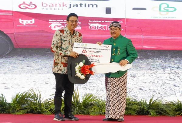 Bank Jatim Serahkan CSR Mobil Ambulans Jenazah ke RSUD Dr Soetomo Surabaya