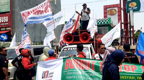 Buruh Demo di Depan Swalayan Tip Top Depok, Tuntut PHK Sepihak Dibatalkan