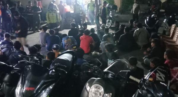 Personel Gabungan Bubarkan Balap Liar di Jalan Raya Bypass Balongbendo