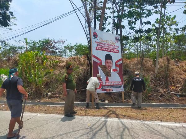 Satpol PP dan Panwaslu Kecamatan Sindangbarang Tertibkan APK Partai di Zona Terlarang