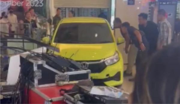 Brio Kuning Lepas Kendali di Mall Paragon, Pertamina SMEXPO Tetap Berjalan