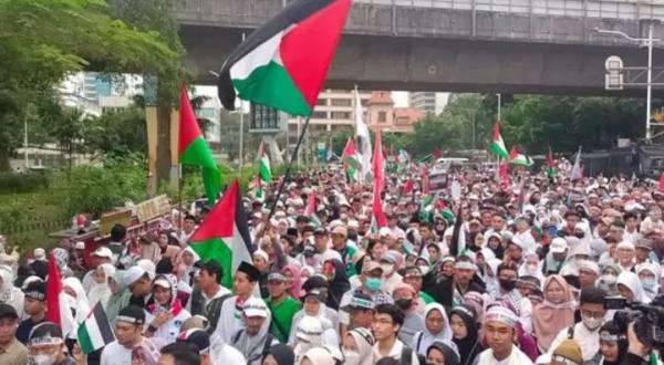 Massa Aksi di Jakarta Bela Palestina Terus Berdatangan ke Monas, Teriak Hancurkan Zionis