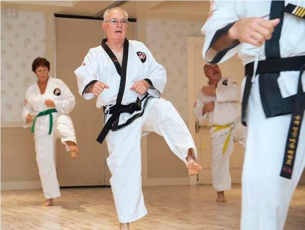 Lansia ini Berjuang Melawan penyakit Parkinson lewat Taekwondo