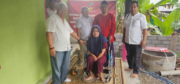 Disabilitas Perempuan asal Lombok dapat Bantuan Kursi Roda dari Bung RH Dewan dapil NTB 2