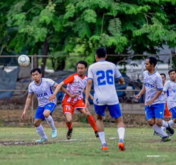 Laga Persahabatan, Tim Sepakbola Pemkot Surabaya Saber Juara Pertama Sepakbola di Trofeo SIER