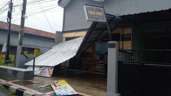 Sejumlah Rumah hingga Warung Milik Warga Rusak usai Diterpa Angin Kencang di Kuningan