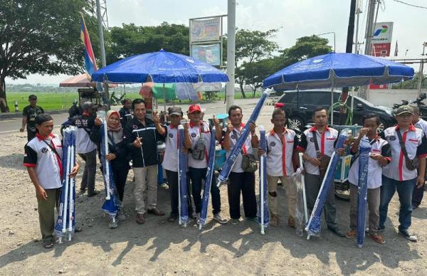 Masuk Musim Hujan, Bacaleg Perindo Bagikan Payung untuk Pedagang Keliling