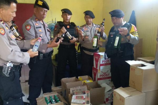 Polisi Gerebek Gudang Miras Ilegal di Tasikmalaya, 432 Botol Disita, Aksi Pesta Miras Juga Diamankan
