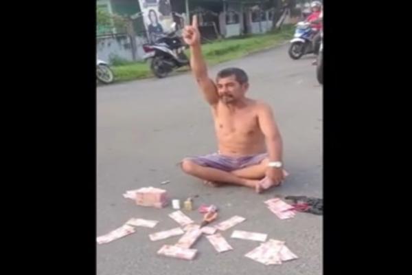 Pria di Tapteng Pamer Tumpukan Uang sambil Telanjang Dada di Tengah Jalan, Aksinya Viral!